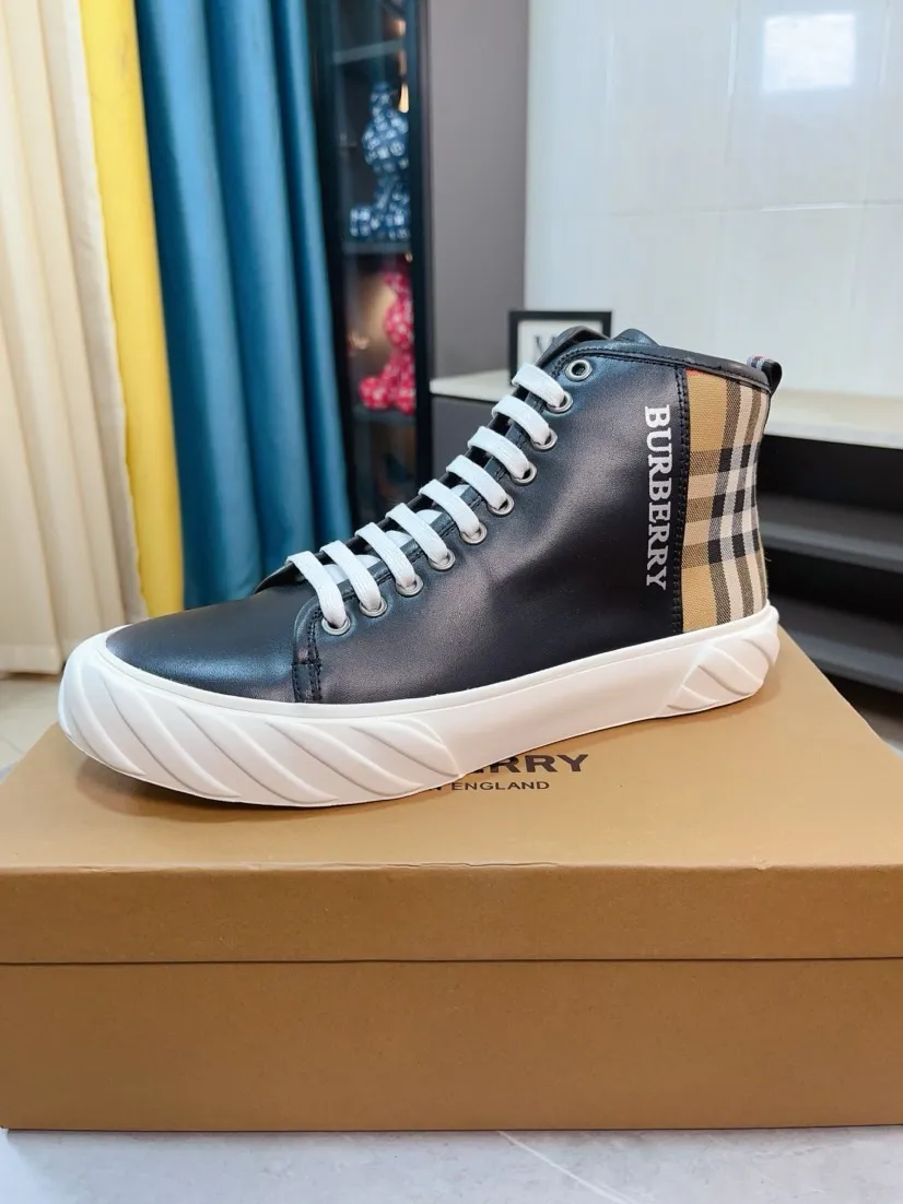 Men's shoes💰440🌹🌹"burberry" Burberry high-top original brand imported from Italy, selected cowhide with electric embroidered logo➕Genuine leather, breathable and comfortable (refuses to discolor and grind feet) Sole: non-slip rubber outsole, original quality, super comfortable Korean style shoes🏃 Men's shoe size: 38-44,